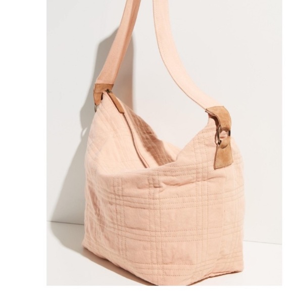 NWOT FREE PEOPLE PALE PINK ANKARA STITCH QUILTED TOTE BAG W/LEATHER ACCENTS - Picture 2 of 9